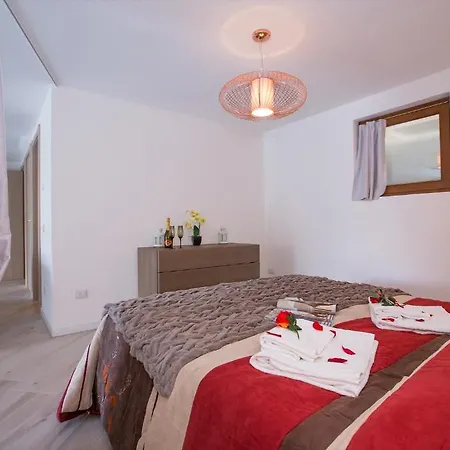 Sleeps 10 Pool Air Con Villa *