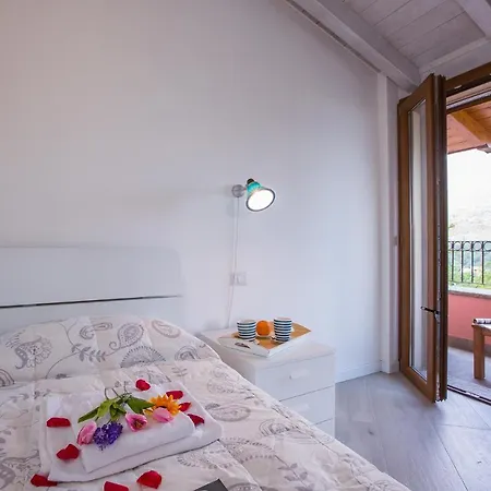 Sleeps 10 Pool Air Con Menaggio