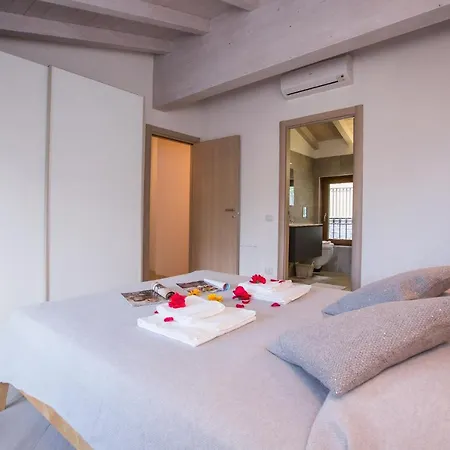 Sleeps 10 Pool Air Con
