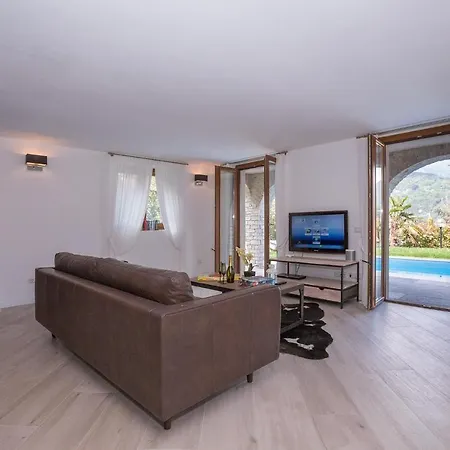 Sleeps 10 Pool Air Con