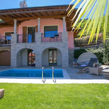 Sleeps 10 Pool Air Con 别墅