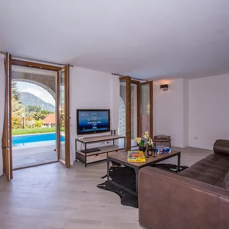 别墅 Sleeps 10 Pool Air Con